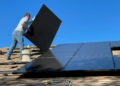 Installazione di pannelli solari sul tetto di una casa