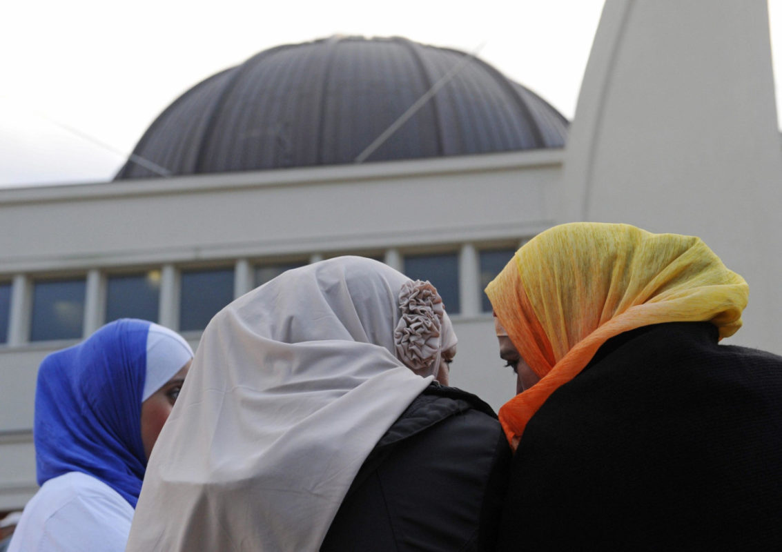 Donne velate davanti alla Grande Mosquée di Strasburgo, Francia