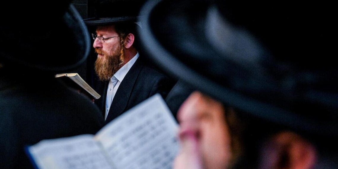 Ebrei ortodossi pregano in Polonia