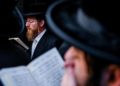 Ebrei ortodossi pregano in Polonia