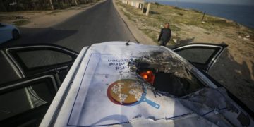 L'auto della ong World Central Kitchen colpita dalle forze israeliane, 2 aprile 2024 (Ansa)