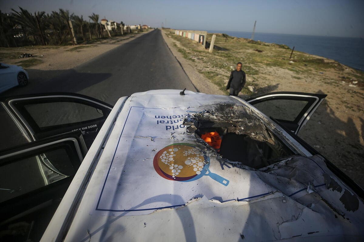 L'auto della ong World Central Kitchen colpita dalle forze israeliane, 2 aprile 2024 (Ansa)
