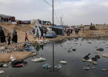 Palestinesi in un campo profughi a Rafah