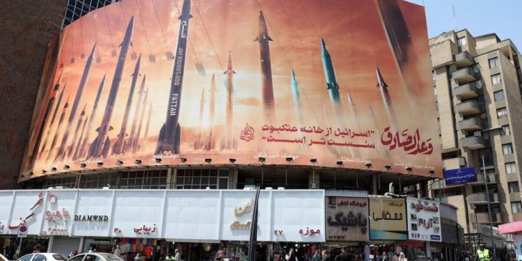 Un manifesto in Iran esalta l'attacco missilistico contro Israele