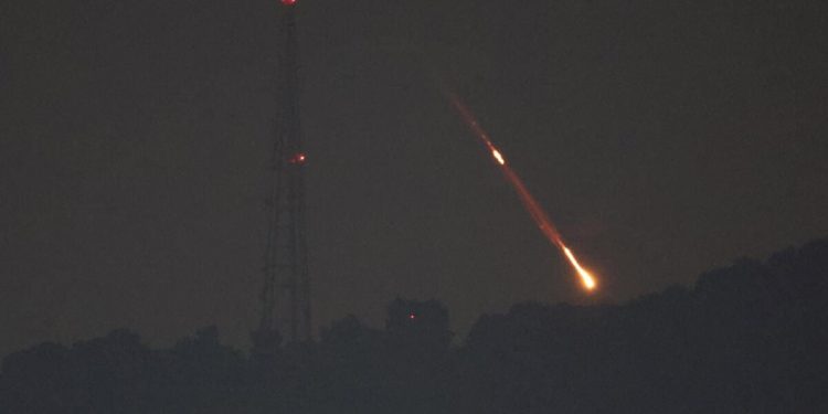 Un drone o un missile iraniano abbattuto dalla difesa israeliana, 14 aprile 2024 (Ansa)