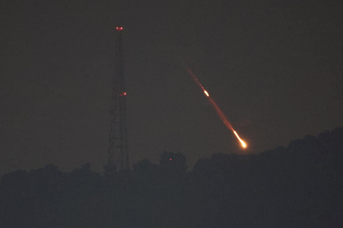 Un drone o un missile iraniano abbattuto dalla difesa israeliana, 14 aprile 2024 (Ansa)