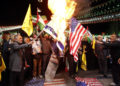 Bandiere di Israele e degli Stati Uniti bruciate in piazza a Teheran per protesta dopo l’attacco aereo israeliano al consolato iraniano a Damasco, 1 aprile 2024