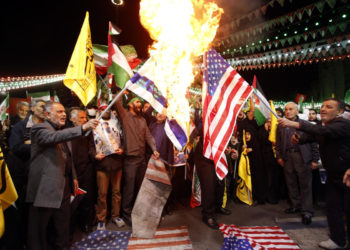 Bandiere di Israele e degli Stati Uniti bruciate in piazza a Teheran per protesta dopo l’attacco aereo israeliano al consolato iraniano a Damasco, 1 aprile 2024