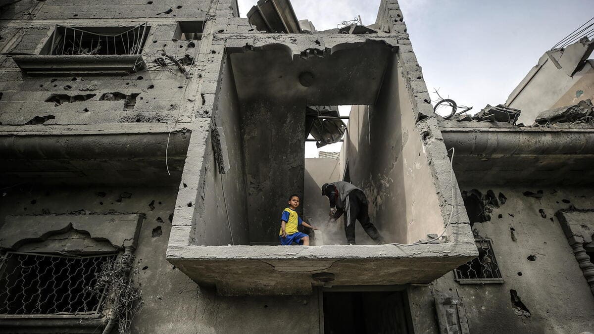 Un bambino palestinese guarda lontano dalla sua casa distrutta da un raid israeliano nel sud di Gaza