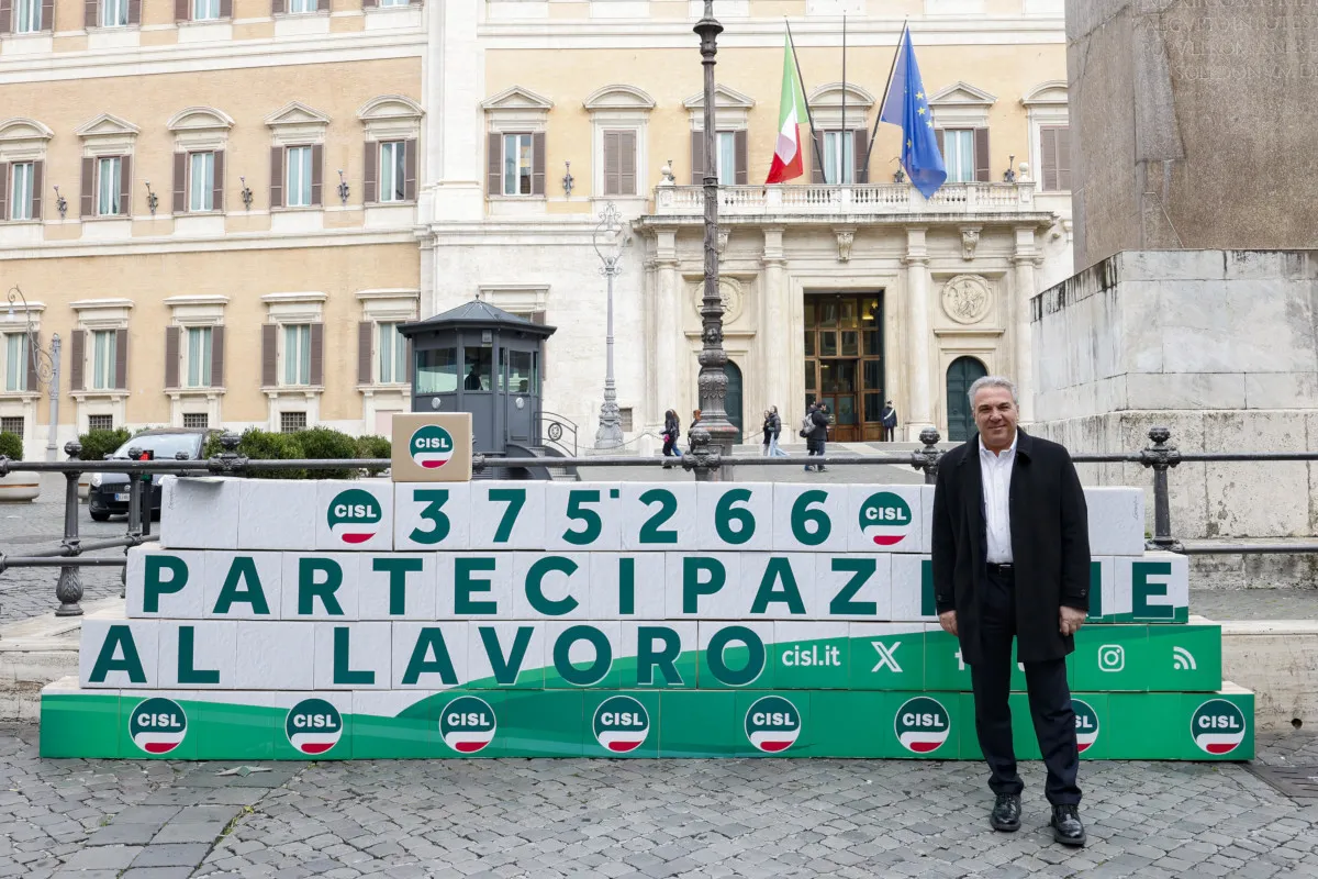 ll segretario generale della Cisl Luigi Sbarra davanti a Montecitorio il 27 novembre scorso per il deposito delle 375 mila firme a sostegno della proposta di legge di iniziativa popolare sulla partecipazione dei lavoratori alla gestione delle aziende