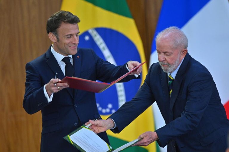 Tutti i danni che fa Macron in Francia e nel mondo
