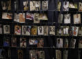 Le foto di alcune vittime del terribile massacro del 1994 esposte nel Genocide Memorial Centre di Kigali, Ruanda