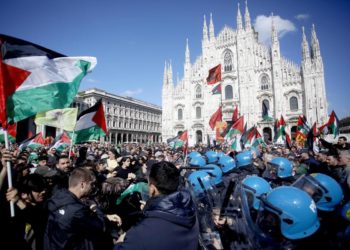 In occasione della Festa della Liberazione, scontri e tensione con la polizia alla manifestazione del Coordinamento per la Pace "Viva la repubblica antifascista" a Milano, 25 aprile 2024 (Ansa)