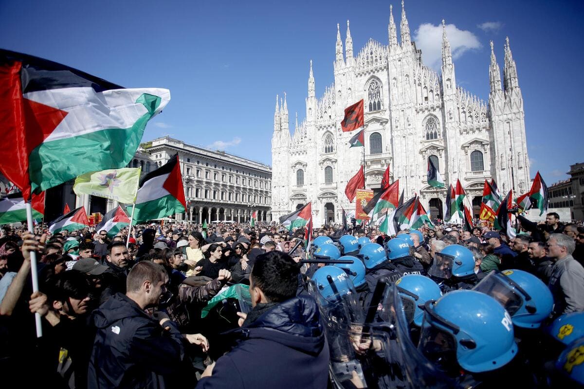 In occasione della Festa della Liberazione, scontri e tensione con la polizia alla manifestazione del Coordinamento per la Pace 