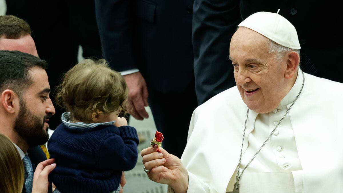 Papa Francesco saluta un bambino durante l'udienza generale