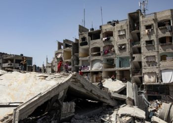 Palazzi distrutti da un raid dell'esercito d'Israele a Rafah