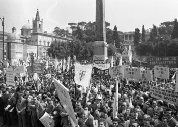 Manifestazione per il “sì” al referendum sul divorzio organizzata dalla Dc, Roma, piazza del Popolo, 21 aprile 1974