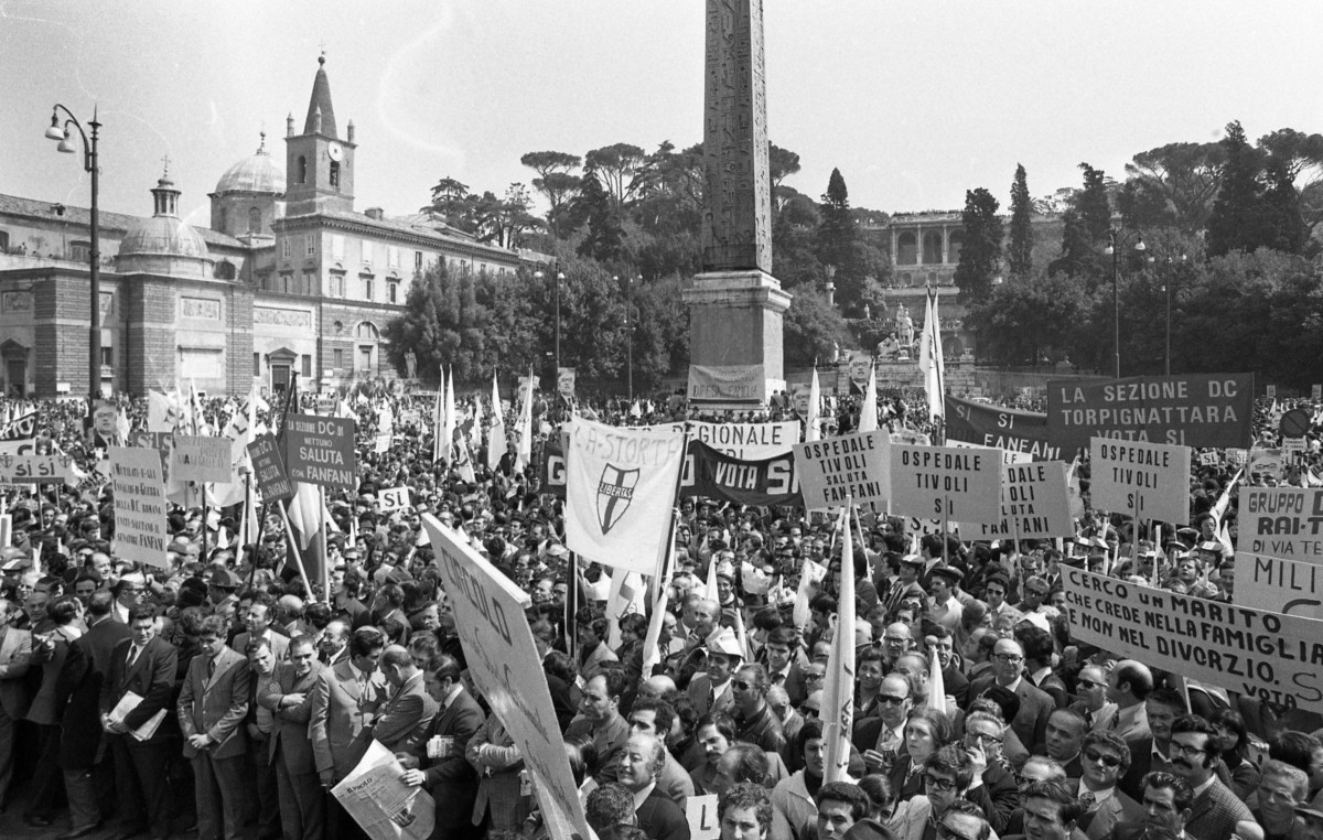 Manifestazione per il “sì” al referendum sul divorzio organizzata dalla Dc, Roma, piazza del Popolo, 21 aprile 1974