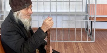 L'arcivescovo ortodosso Viktor Pivovarov attende il verdetto del giudice in tribunale in Russia