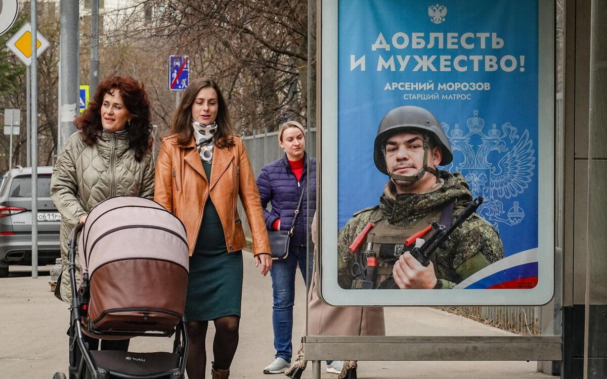 Un cartellone pubblicitario a Mosca invita i russi ad arruolarsi nell'esercito
