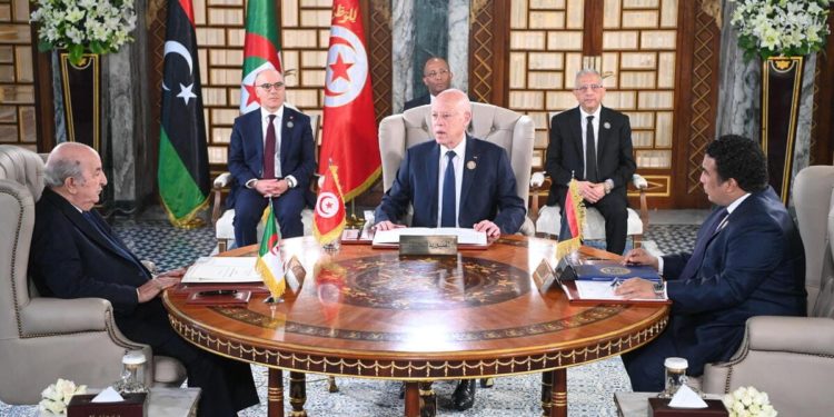 Da sinistra: il presidente dell'Algeria Abdelmadjid Tebboune, il presidente tunisino Kais Saied e il portavoce del Consiglio della Libia Mohamed Al-Menfi durante il summit sul Maghreb a Tunisi, Tunisia, 22 aprile 2024 (Ansa)