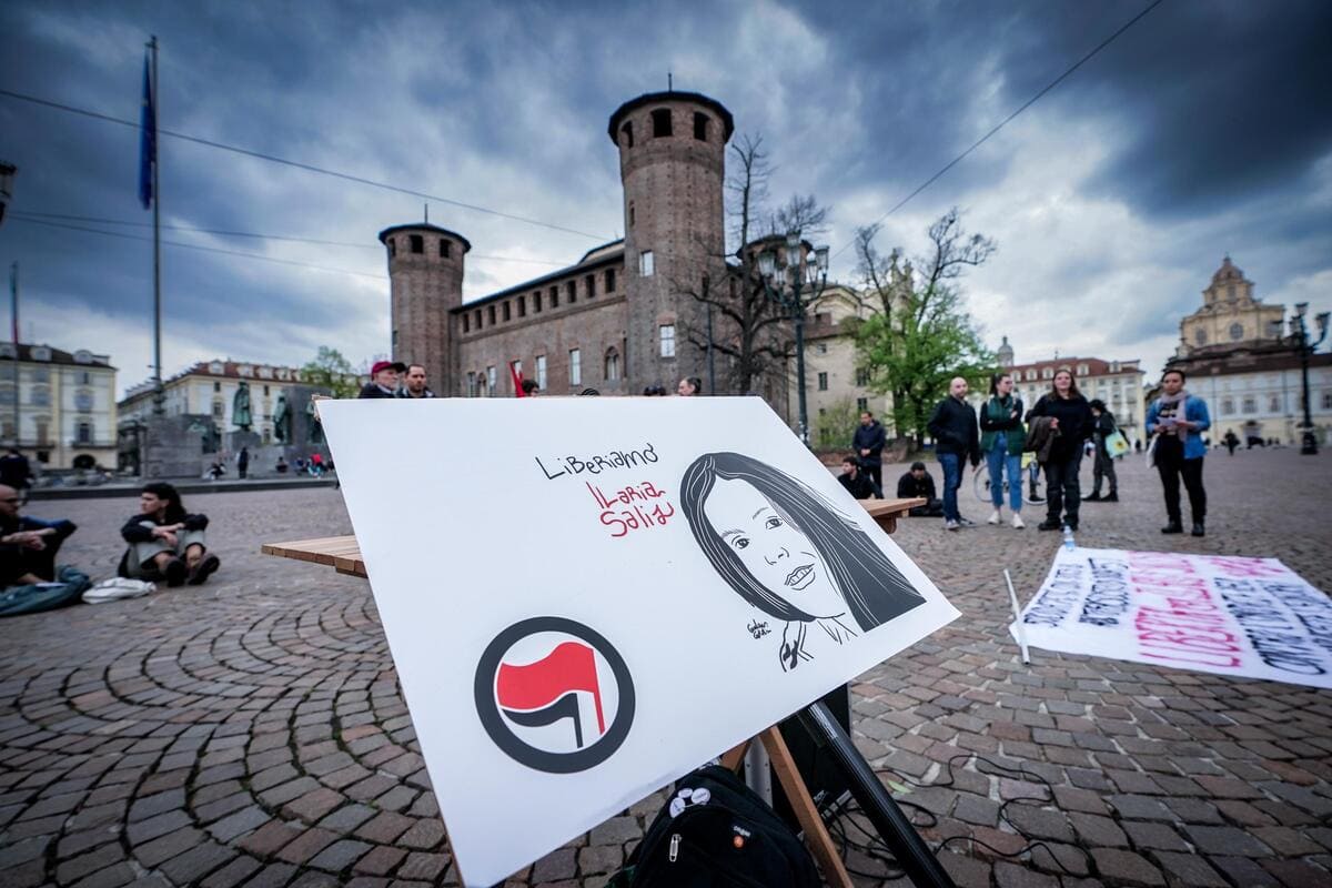 Presidio in solidarietà ad Ilaria Salis sotto la prefettura, Torino, 5 aprile 2024 (Ansa)