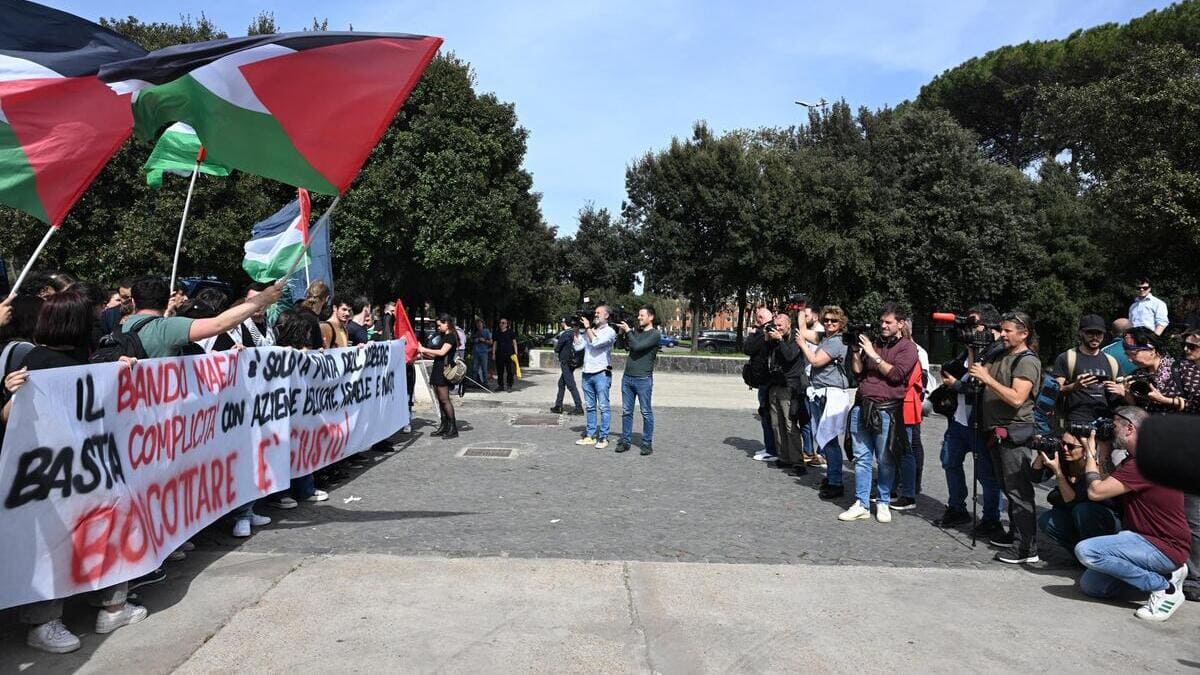 «Fuori Israele dall'università», gridano gli studenti della Sapienza chiedendo il ritiro del bando di cooperazione scientifica con Israele davanti alla Farnesina e alle telecamere (Foto Ansa)