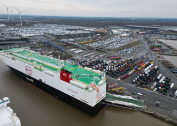 Una nave cargo della cinese Byd con tremila auto elettriche nel porto di Bremerhaven, Germania, 26 febbraio 2024 (foto Ansa)