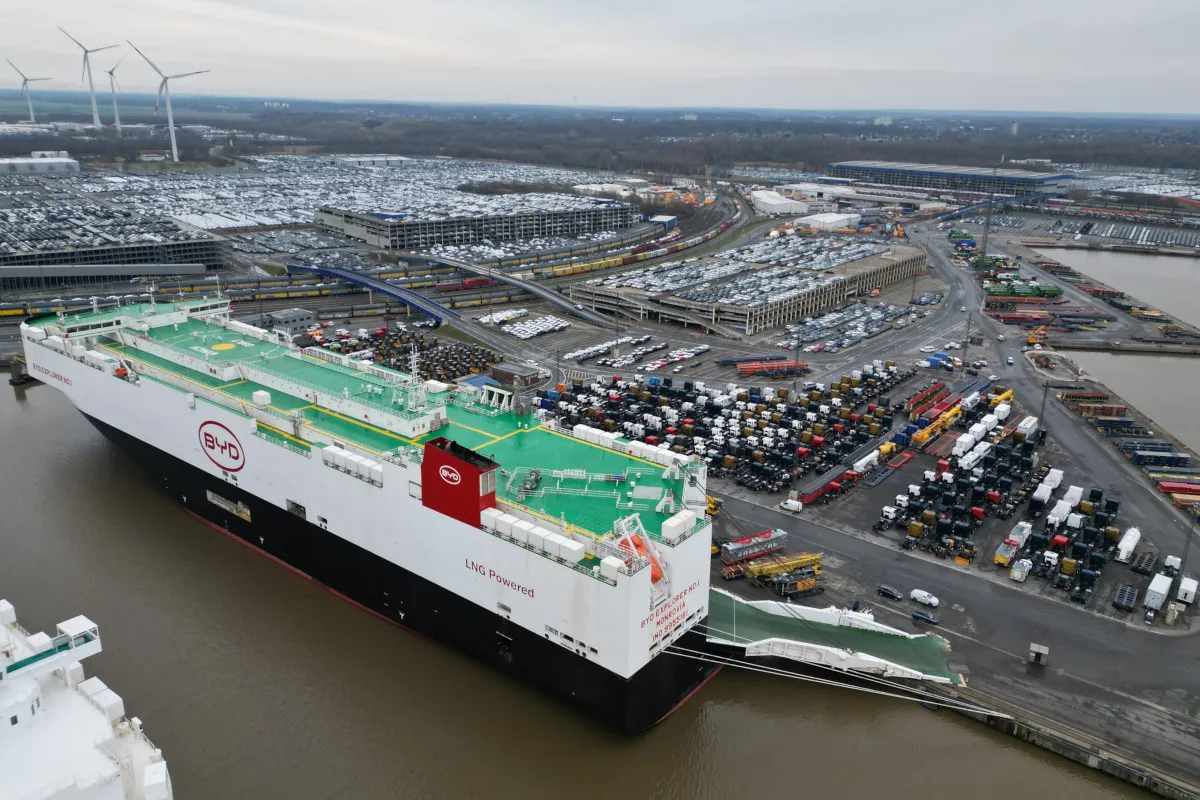Una nave cargo della cinese Byd con tremila auto elettriche nel porto di Bremerhaven, Germania, 26 febbraio 2024 (foto Ansa)