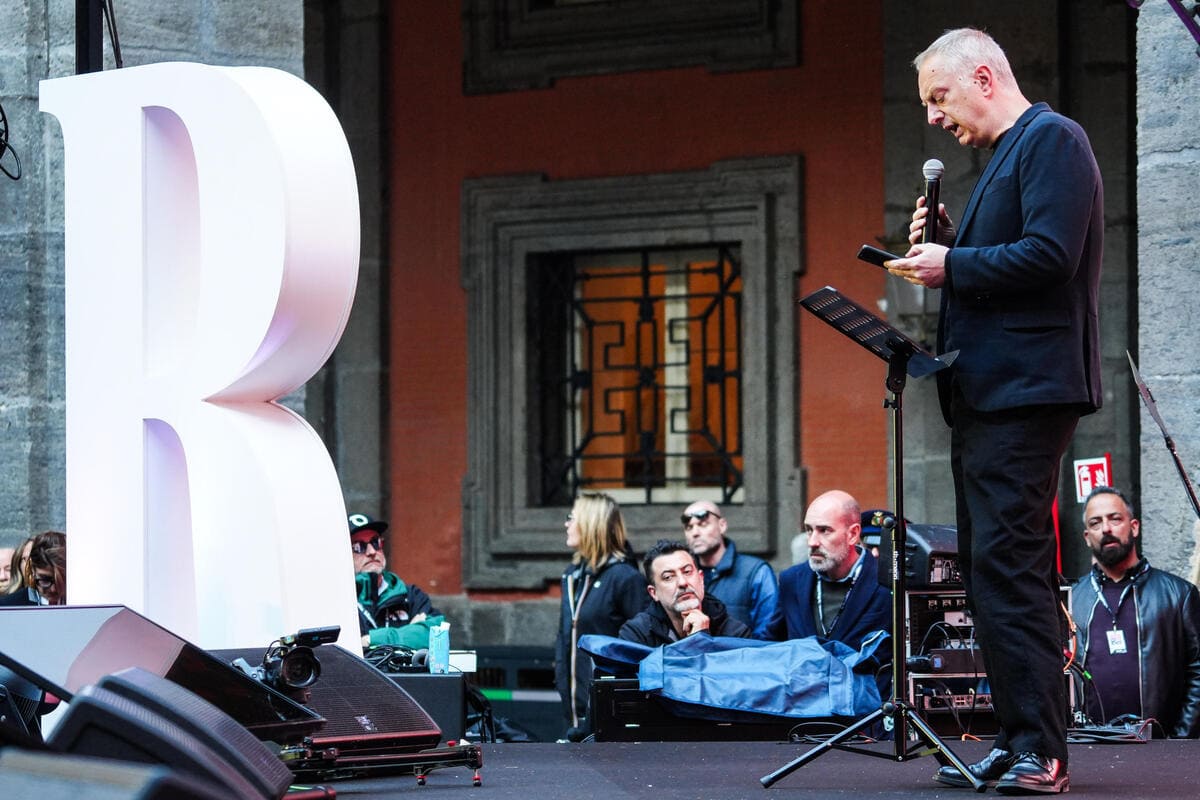 Lo scrittore Antonio Scurati in un momento della Repubblica delle Idee a palazzo reale. Napoli, 21 aprile 2024 (ansa)