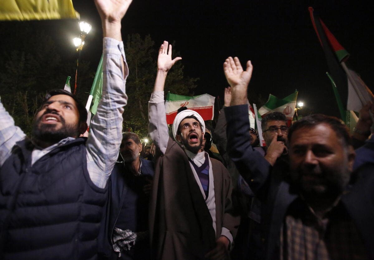 Manifestanti iraniani esultano per l'attacco dell'Iran a Israele, 14 aprile 2022 (Ansa)