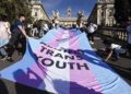 Ragazzi transgender manifestano di Roma durante il Trans Day of Visibility, del 2023 a Roma (Ansa)