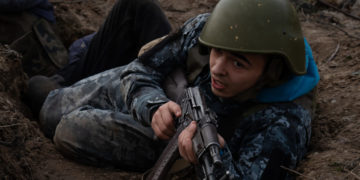 Una giovane recluta dell'esercito inizia l'addestramento in Ucraina