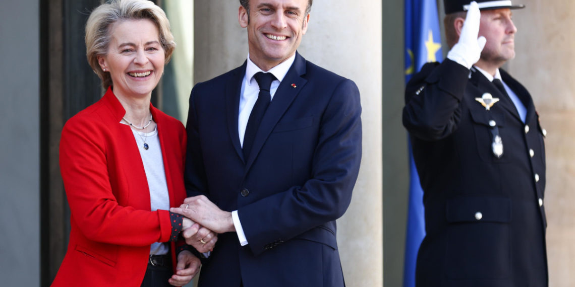 La presidente della Commissione europea Ursula von der Leyen all’Eliseo con il presidente francese Emmanuel Macron nell’aprile 2023