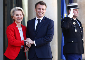 La presidente della Commissione europea Ursula von der Leyen all’Eliseo con il presidente francese Emmanuel Macron nell’aprile 2023