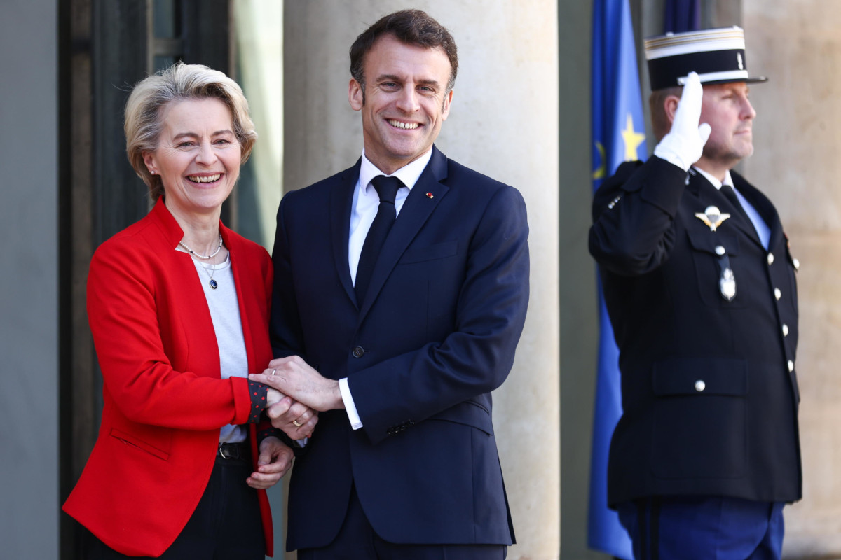 La presidente della Commissione europea Ursula von der Leyen all’Eliseo con il presidente francese Emmanuel Macron nell’aprile 2023