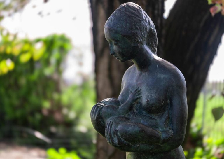 Se anche la statua di una donna che allatta è uno scandalo