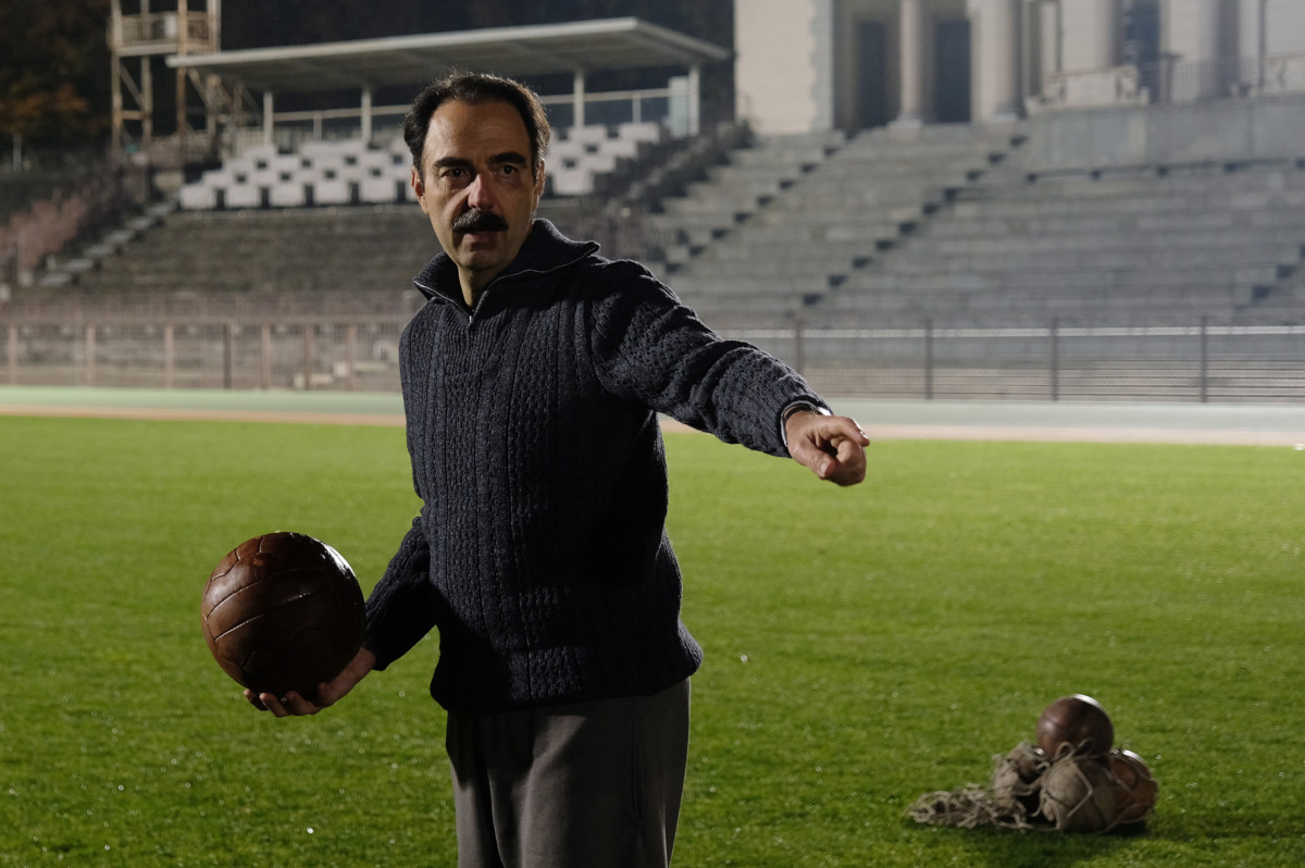 Neri Marcorè in una scena di “Zamora” (foto di Fabrizio De Blasio da Kinoweb.it)