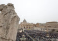 Folla di cattolici in piazza San Pietro a Roma per la benedizione Urbi et Orbi di papa Francesco, 31 marzo 2024