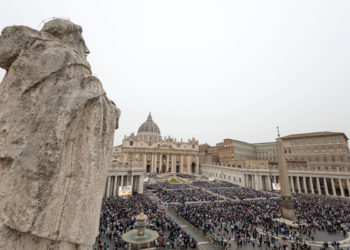 Folla di cattolici in piazza San Pietro a Roma per la benedizione Urbi et Orbi di papa Francesco, 31 marzo 2024