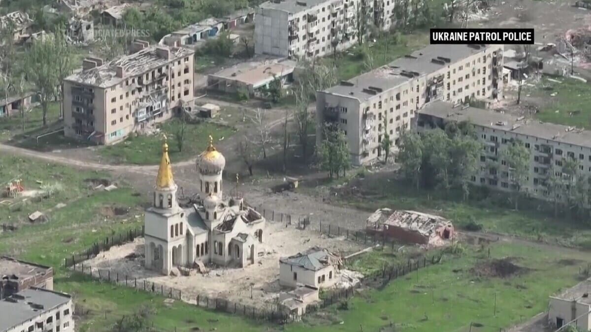 Un frame del video pubblicato da Associated Press mostra quel che resta di Chasiv Yar, martoriata dai bombardamenti russi