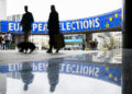 Annunci luminosi in vista delle prossime elezioni europee all’esterno della sede dell’Europarlamento a Bruxelles, 27 aprile 2024