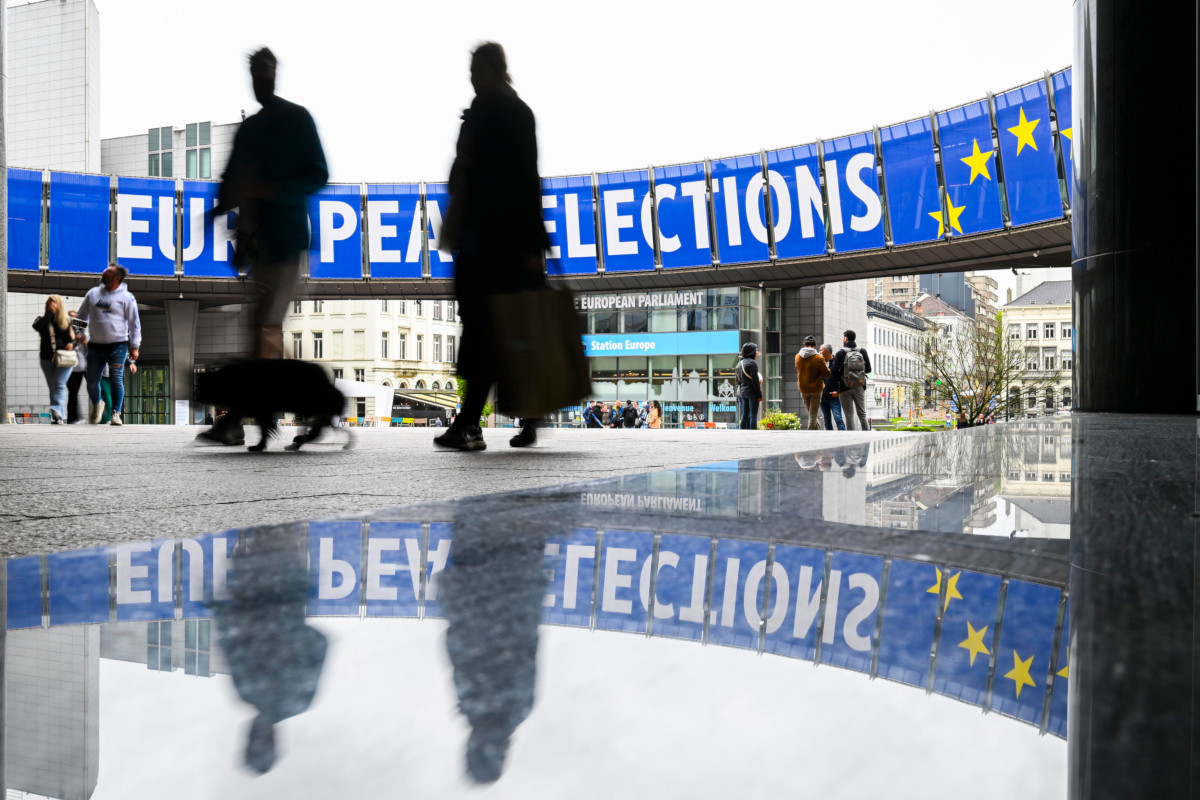 Annunci luminosi in vista delle prossime elezioni europee all’esterno della sede dell’Europarlamento a Bruxelles, 27 aprile 2024