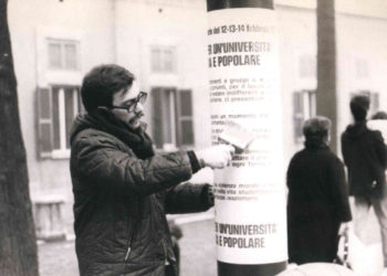 Febbraio 1975, elezioni universitarie, attacchinaggio al Policlinico Umberto I di Roma (foto da S. Allevato, P. Cerocchi, “La P38 e la mela”, Itaca)