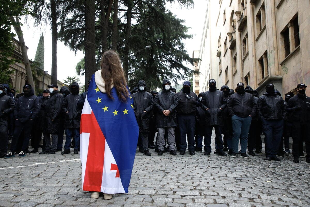Proteste vicino al parlamento di Tbilisi, Georgia, 14 maggio 2024 (foto Ansa)