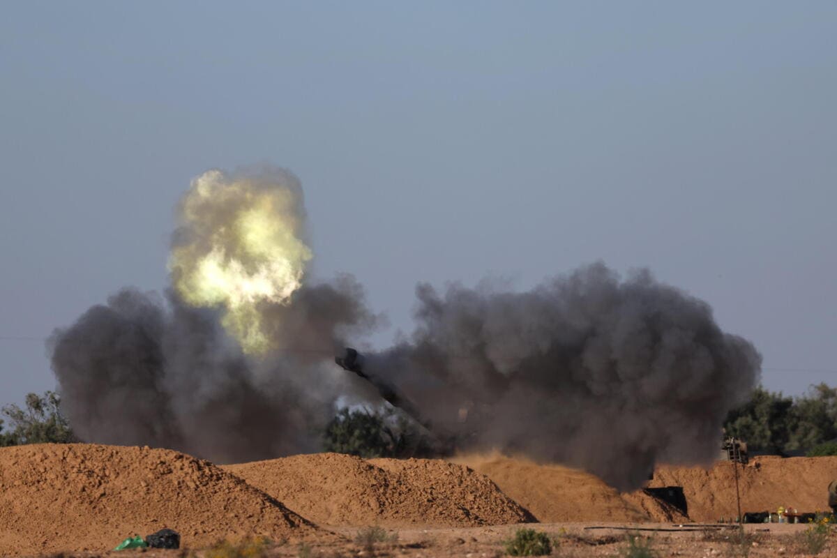 Artiglieria israeliana spara sulla Striscia di Gaza, 7 maggio (Ansa)