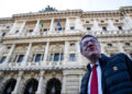 Il segretario generale della Cgil Maurizio Landini con una delegazione del sindacato davanti alla Corte di cassazione a Roma per la deposizione dei quattro quesiti del “referendum contro il Jobs Act”, 12 aprile 2024