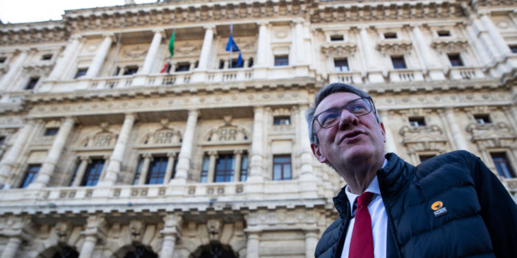Il segretario generale della Cgil Maurizio Landini con una delegazione del sindacato davanti alla Corte di cassazione a Roma per la deposizione dei quattro quesiti del “referendum contro il Jobs Act”, 12 aprile 2024