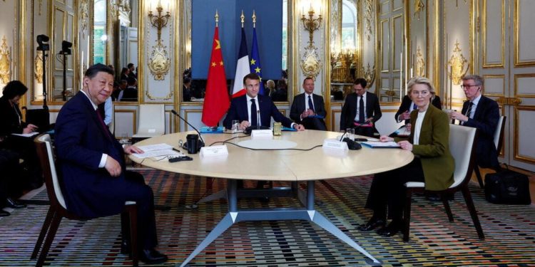 Il presidente della Cina, Xi Jinping, in visita di Stato a Parigi, insieme all'omologo francese Emmanuel Macron e alla presidente della Commissione europea, Ursula von der Leyen