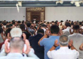 Musulmani in preghiera in una moschea nella periferia di Parigi (foto Ansa)